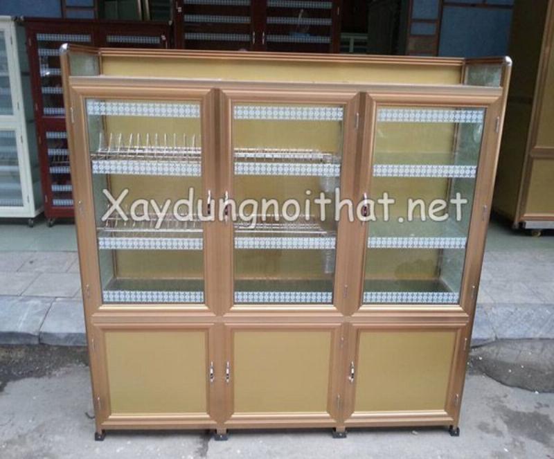 Mot nguoi dang lau chui mot chiec ke goc nha tam bang inox voi khan am, cho thay quy trinh ve sinh don gian